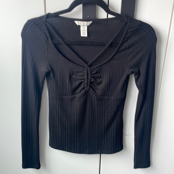 Black top - Picture 1 of 3